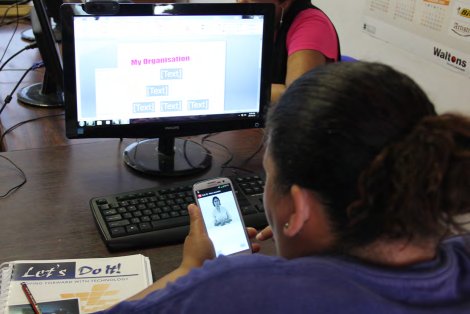 A Deaf participant using SignSupport to do the lesson